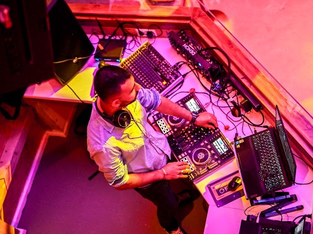DJ am Mischpult aus der Vogelperspektive